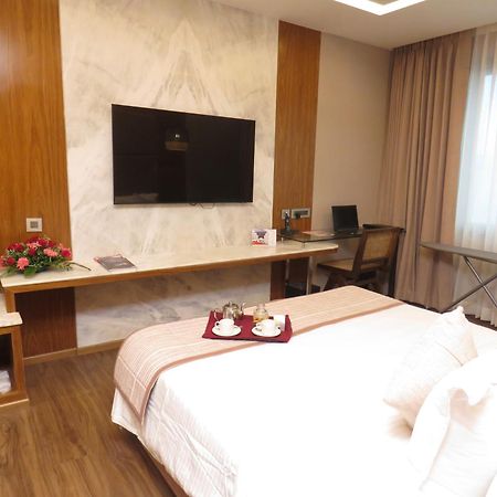 Hotel Lords Plaza Surat Exterior foto