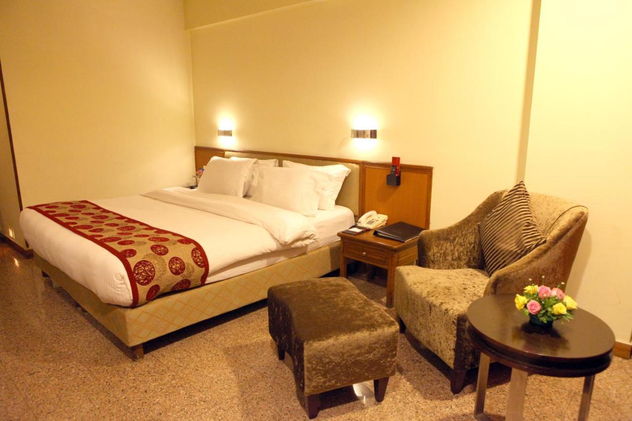 Hotel Lords Plaza Surat Exterior foto