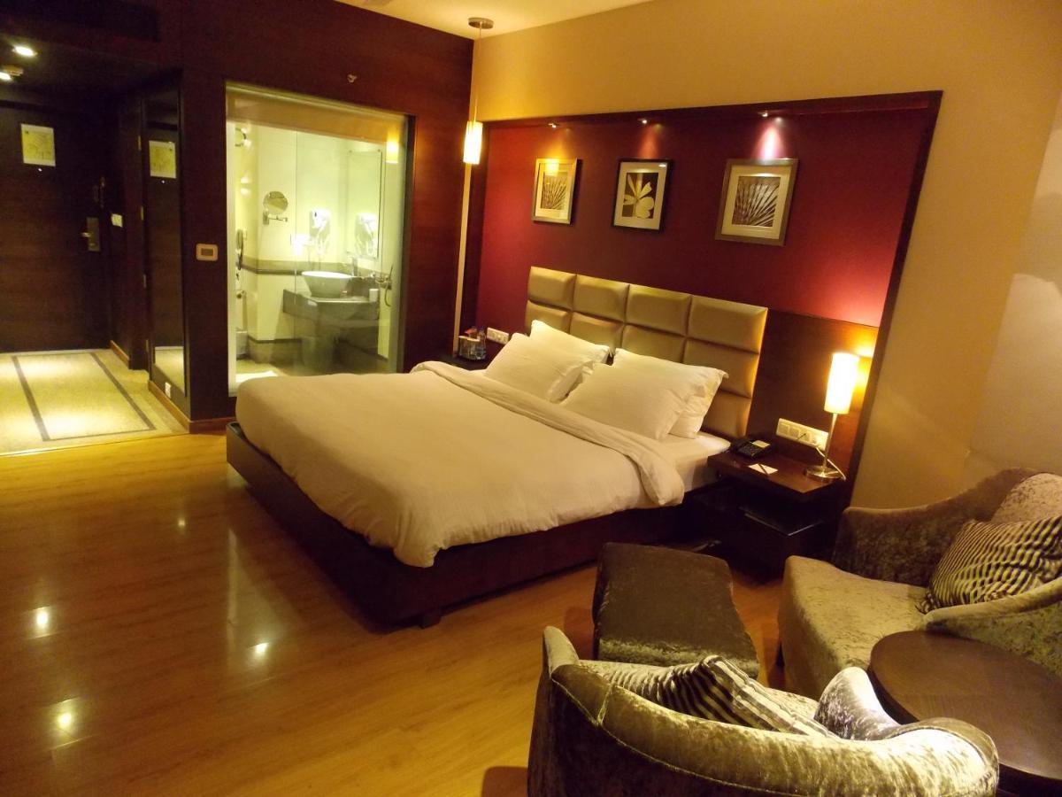 Hotel Lords Plaza Surat Exterior foto