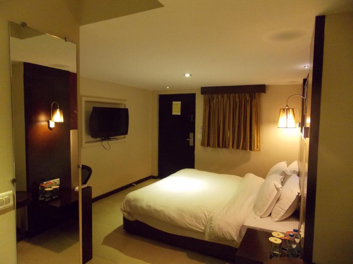Hotel Lords Plaza Surat Exterior foto