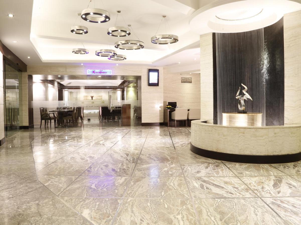 Hotel Lords Plaza Surat Exterior foto