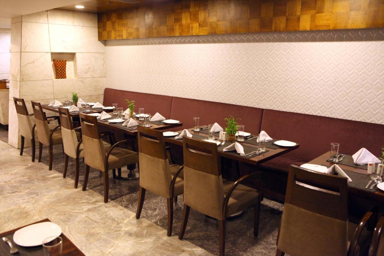 Hotel Lords Plaza Surat Exterior foto
