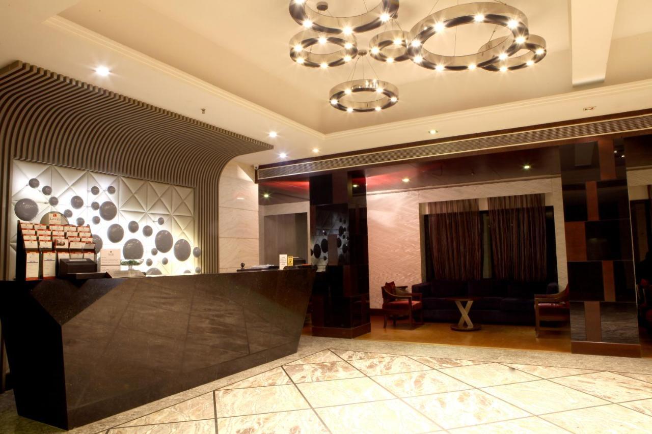 Hotel Lords Plaza Surat Exterior foto