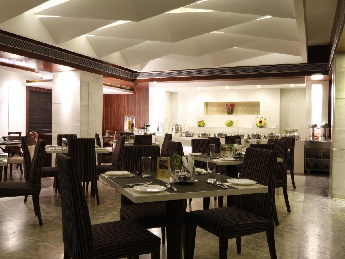 Hotel Lords Plaza Surat Exterior foto