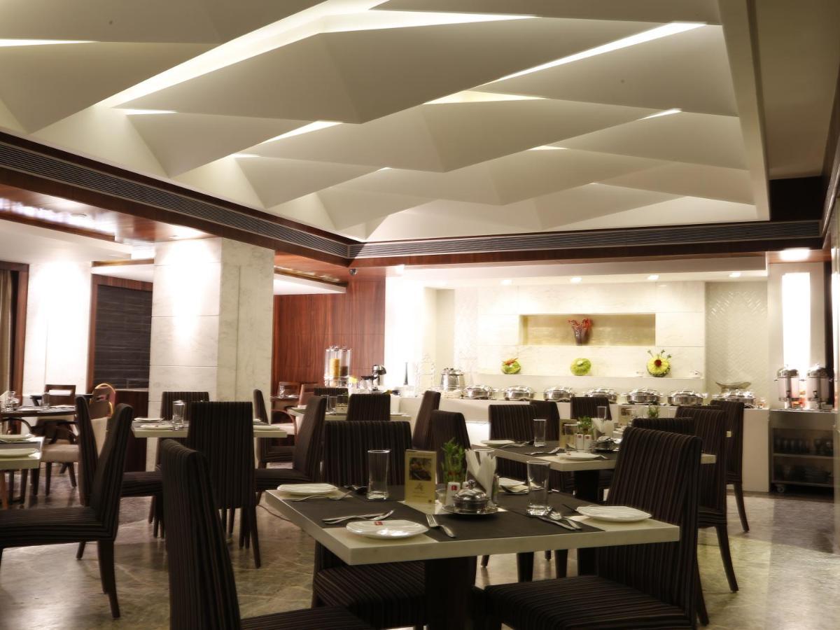 Hotel Lords Plaza Surat Exterior foto