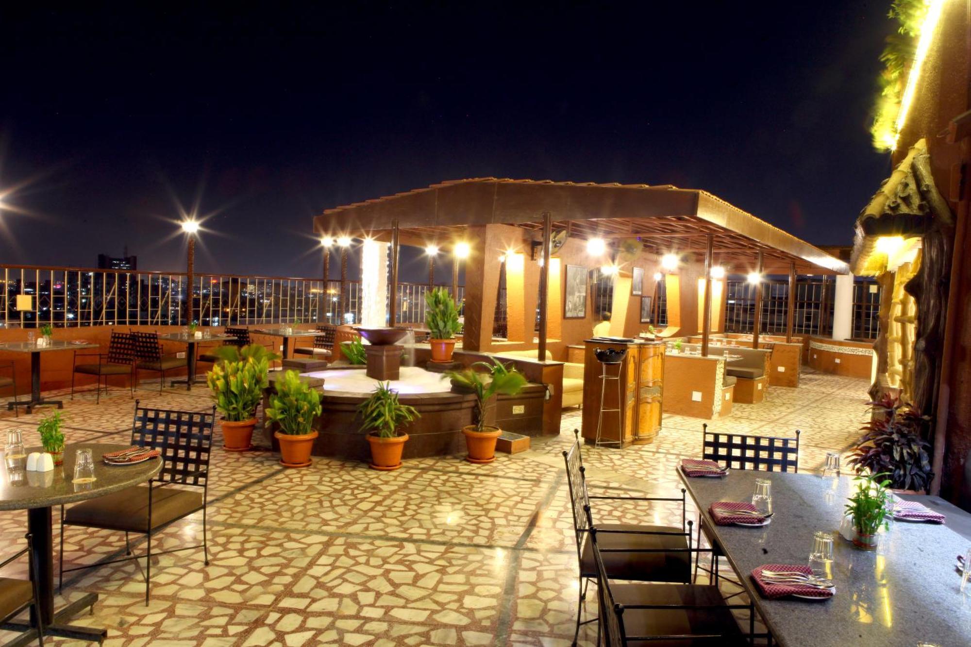 Hotel Lords Plaza Surat Exterior foto