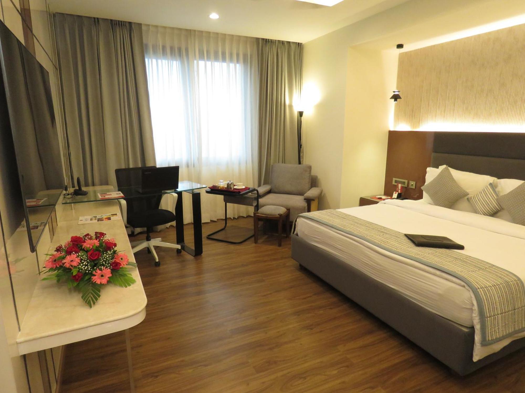 Hotel Lords Plaza Surat Exterior foto