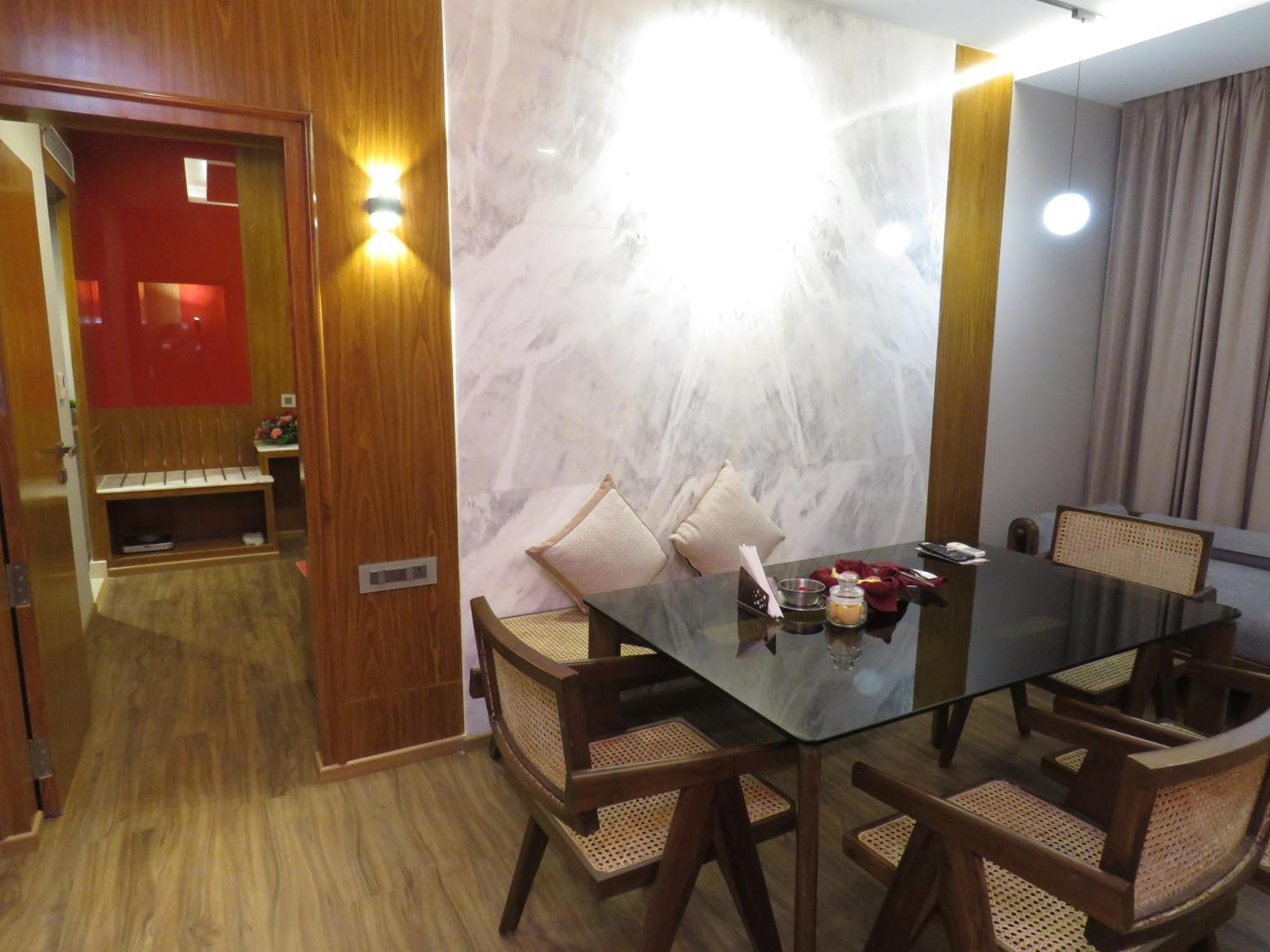 Hotel Lords Plaza Surat Exterior foto