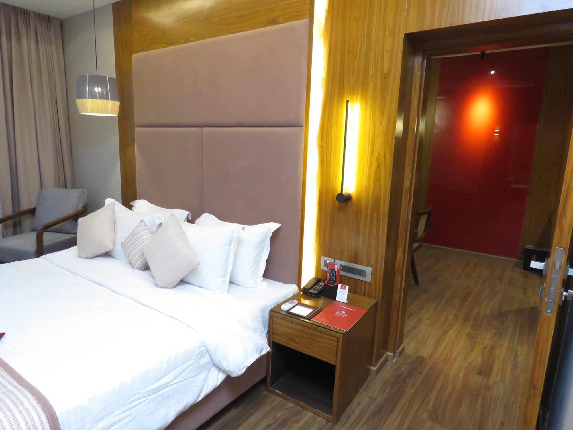 Hotel Lords Plaza Surat Exterior foto