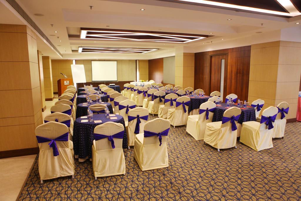 Hotel Lords Plaza Surat Exterior foto