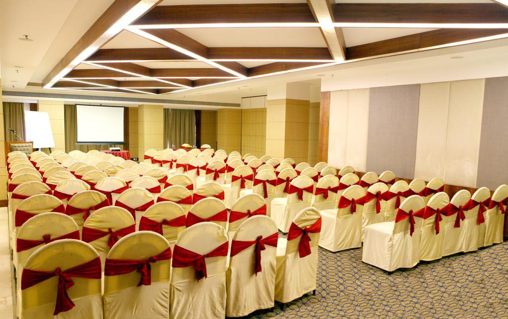 Hotel Lords Plaza Surat Exterior foto