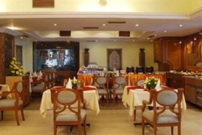 Hotel Lords Plaza Surat Exterior foto