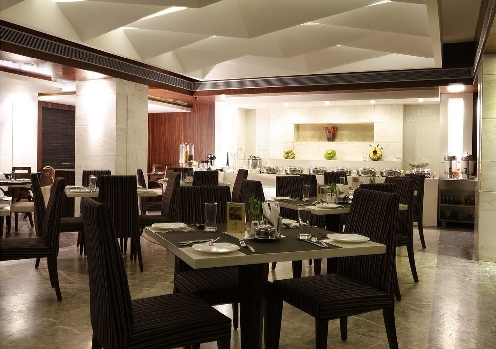 Hotel Lords Plaza Surat Exterior foto