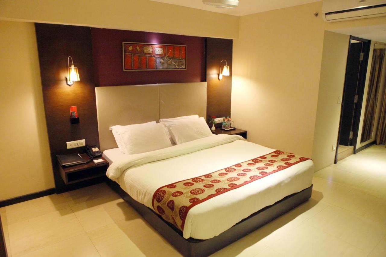 Hotel Lords Plaza Surat Exterior foto